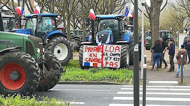 ON MARCHE SUR LA TÊTE - Pyrénées bloquées par les paysans